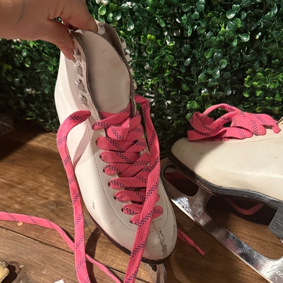 Women's Cream Ice Skates with Pink Laces - Picture 2 of 5